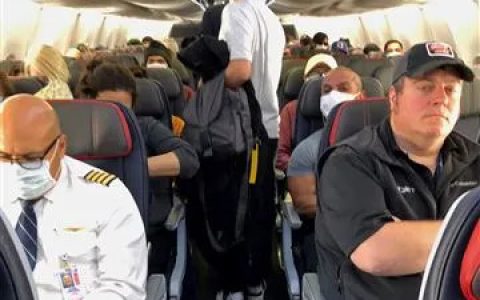 美国确诊近100万，飞机上仍人挤人几乎满员，一半乘客口罩都不戴....